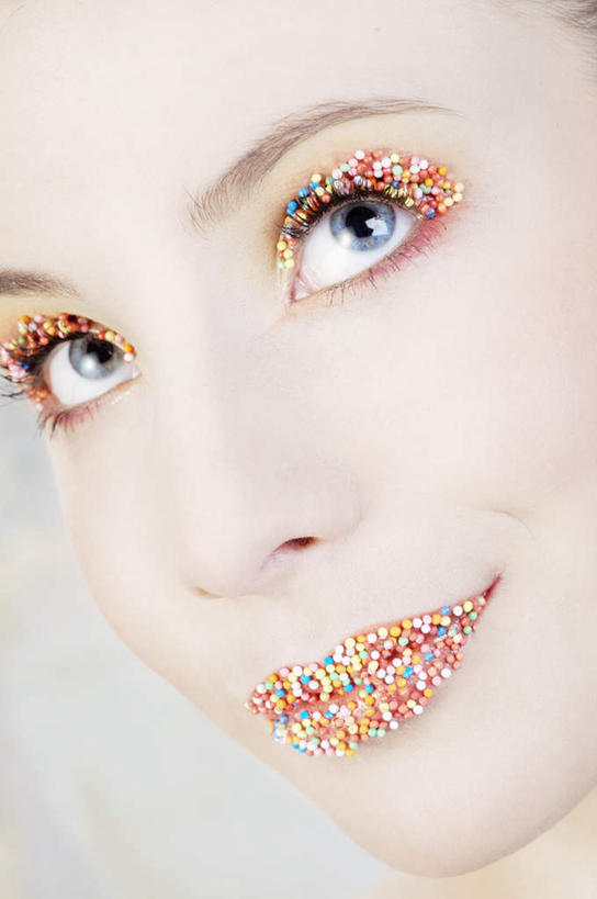 西方人,脸,头,脸颊,一个人,站,笑,微笑,竖图,彩色,室内,特写,白天,白色背景,正面,化妆,美容,欧洲,欧洲人,仅一个年轻女性,仅一个女性,仅一个人,护肤,注视,裸露,彩妆,唇彩,唇膏,观察,看,站着,保养,享受,休闲,眼影,放松,保健,摄影,影棚,观看,察看,关注,裸,养颜,年轻女性,女人,女性,白种人,头部,脸部,脸蛋,面部,站立,半身,彩图,影棚拍摄,拍摄