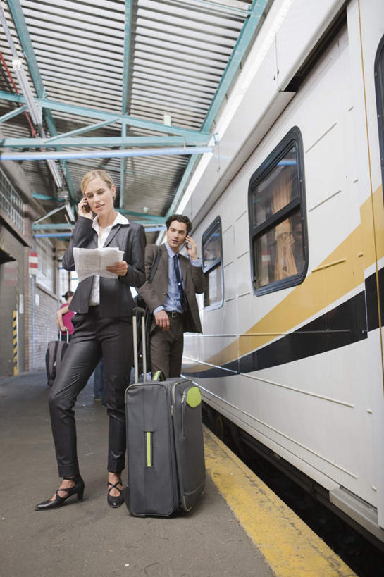 西方人,两个人,商务人士,商务男性,商务女性,站,打电话,竖图,室外,白天,正面,衬衫,窗户,地铁,车站,电话,手机,欧洲,欧洲人,一辆,停靠,握,阴影,套装,光线,材料,档案,拉杆箱,旅行箱,文件,影子,地面,站台,轨道交通,拿,拿着,注视,通讯设备,月台,玻璃窗,阳光,车窗,行李箱,箱子,资料,观察,看,站着,握着,观看,等待,出差,烦躁,察看,关注,文档,商务装,工薪阶层,交流,男人,男性,女人,女性,中年男性,中年女性,白种人,白领,上班族,沟通,通话,站立,彩图,全身,衬衣,旅行,地铁机动车,地下铁,轻轨