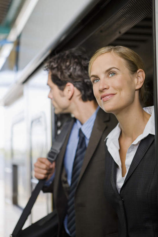 西方人,两个人,商务人士,商务男性,商务女性,站,笑,微笑,竖图,室外,白天,正面,衬衫,安全,窗户,地铁,车站,欧洲,欧洲人,一辆,停靠,阴影,套装,光线,包,公文包,影子,防护,地面,站台,轨道交通,注视,月台,玻璃窗,安全门,阳光,车窗,观察,看,站着,公事包,观看,保护,察看,关注,保险,商务装,工薪阶层,保全,周全,安稳,安定,平安,男人,男性,女人,女性,中年男性,中年女性,白种人,白领,上班族,站立,半身,彩图,衬衣,地铁机动车,地下铁,轻轨,地铁屏蔽门,屏蔽门