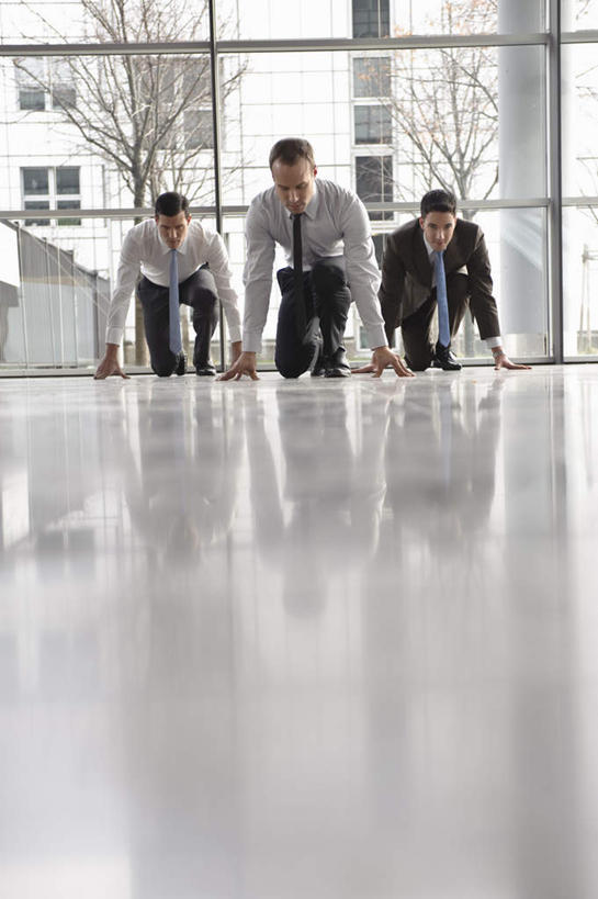 西方人,三个人,伙伴,朋友,商务人士,商务男性,办公室,蹲,竖图,室内,白天,正面,衬衫,友谊,合作,团队,植物,窗户,落地窗,欧洲,欧洲人,一排,撑,弯腰,套装,整齐,瓷砖,地砖,房屋,屋子,地面,注视,楼房,玻璃窗,树,树木,排列,绿色,倒影,自然,观察,看,战略,生长,成长,观看,察看,倒映,撑着,队列,关注,商务装,工薪阶层,弯身,联合,合谋,反照,蹲踞式起跑,配合,协作,男人,男性,年轻男性,白种人,白领,上班族,蹲着,彩图,全身,衬衣,房子