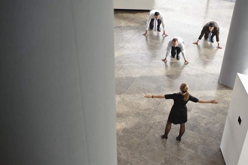 西方人,四个人,伙伴,朋友,商务人士,商务男性,商务女性,办公室,站,蹲,伸展双臂,横图,俯视,室内,白天,衬衫,友谊,合作,团队,欧洲,欧洲人,裁判,撑,弯腰,阴影,套装,光线,瓷砖,地砖,影子,地面,注视,倒影,阳光,观察,看,站着,战略,观看,察看,倒映,撑着,关注,商务装,工薪阶层,弯身,联合,合谋,反照,蹲踞式起跑,配合,协作,男人,男性,年轻男性,年轻女性,女人,女性,白种人,白领,上班族,敞开双臂,蹲着,伸开双臂,展开双肩,站立,张开手臂,张开双臂,彩图,高角度拍摄,全身,衬衣