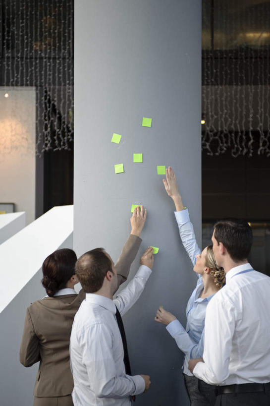 西方人,四个人,伙伴,朋友,商务人士,商务男性,商务女性,办公室,站,举,竖图,室内,白天,衬衫,友谊,合作,团队,欧洲,欧洲人,许多,阴影,套装,反射,粘性,瓷砖,地砖,影子,柱子,办公用品,便利贴,便签,地面,注视,大厅,文具,背面,绿色,观察,看,托,站着,战略,观看,办公设备,文具用品,记事,察看,关注,商务装,工薪阶层,粘贴,快捷,联合,合谋,文化工具,方便,N次贴,便条贴,告诉贴,即时贴,配合,协作,男人,男性,年轻男性,年轻女性,女人,女性,白种人,白领,上班族,举起,举手,举着,向上举,向上伸,向上托,站立,半身,彩图,衬衣