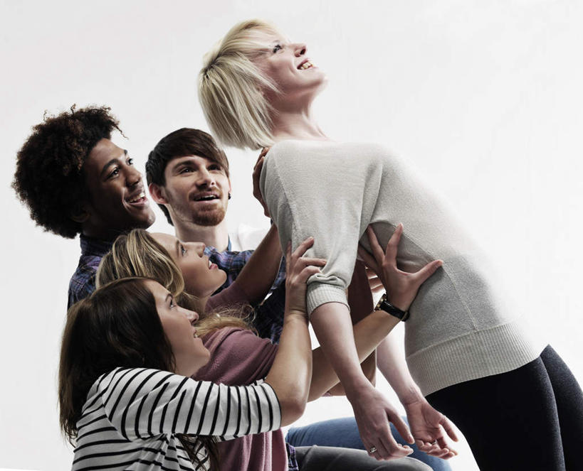 西方人,伙伴,朋友,站,推,闭眼,笑,微笑,露齿笑,横图,室内,白天,白色背景,正面,友谊,合作,团队,欧洲,欧洲人,五个人,服装,许多人,注视,休闲装,衣服,扶,观察,看,靠,靠着,站着,一群人,休闲,休闲服,战略,摄影,服饰,影棚,观看,察看,扶着,关注,联合,合谋,配合,协作,男人,男性,年轻男性,年轻女性,女人,女性,白种人,闭眼睛,闭着眼,闭着眼睛,站立,半身,彩图,影棚拍摄,拍摄,喝醉