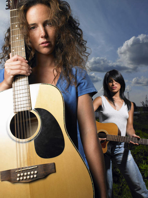 西方人,两个人,伙伴,朋友,焊工,站,笑,微笑,竖图,室外,白天,仰视,友谊,欧洲,欧洲人,握,阴影,光线,影子,云,云朵,吉他,乐器,弦乐器,云彩,注视,蓝色,白云,蓝天,天空,阳光,天,观察,看,站着,握着,晴朗,观看,察看,关注,弹拨弦鸣乐器,友情,年轻女性,女人,女性,白种人,晴空,电焊工,焊接工,站立,半身,彩图,低角度拍摄,弹拨弦乐器