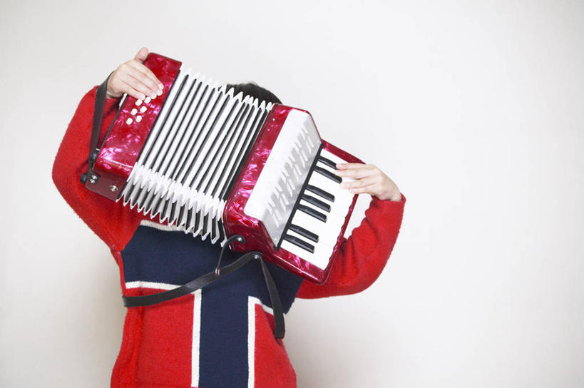 东方人,儿童,一个人,站,横图,室内,白天,白色背景,正面,纯洁,键盘,亚洲,仅一个女性,仅一个人,握,服装,风箱,乐器,手风琴,弹奏,拿,演奏,拿着,休闲装,黄种人,一个,小孩,衣服,红色,站着,仅一个小孩,休闲,休闲服,可爱,童年,童趣,握着,摄影,服饰,影棚,单个,键盘乐器,风琴,童真,烂漫,无邪,天真,女孩,女人,女性,亚洲人,孩子,站立,半身,彩图,影棚拍摄,拍摄,女生