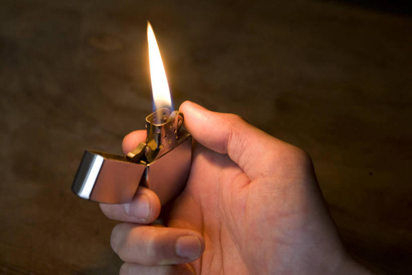 东方人,手,一个人,横图,室内,特写,白天,正面,热情,火,亚洲,仅一个男性,仅一个人,握,朦胧,模糊,火焰,燃烧,黄种人,仅一个年轻男性,一个,打开,手部,打火机,握着,摄影,影棚,单个,单手,开启,取火装置,小型取火装置,男人,男性,年轻男性,亚洲人,半身,彩图,影棚拍摄,拍摄