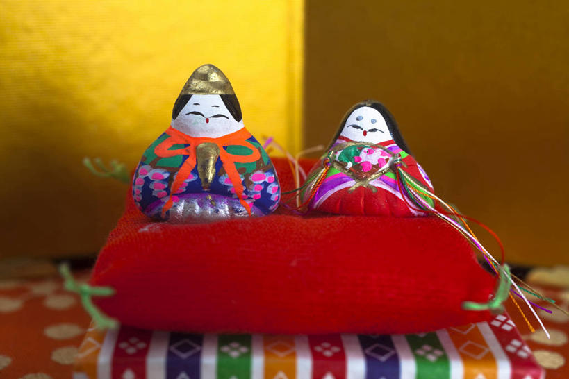 无人,跪,横图,室内,特写,白天,正面,民族服装,游戏,靠垫,静物,玩具,阴影,和服,节日,朦胧,模糊,庆祝,日本文化,反射,人偶,影子,墙,靠枕,玩,注视,文化,娱乐,墙壁,墙面,红色,垫子,枕头,观察,看,庆典,休闲,金色,益智,服饰,观看,活动,纪念,察看,发泄,关注,消遣,智力,吴服,唐草,唐花,唐锦,宣泄,女儿节,跪着,玩耍,嬉戏,彩图,全身,传统服装,民俗服,雏祭,上巳,雏人偶