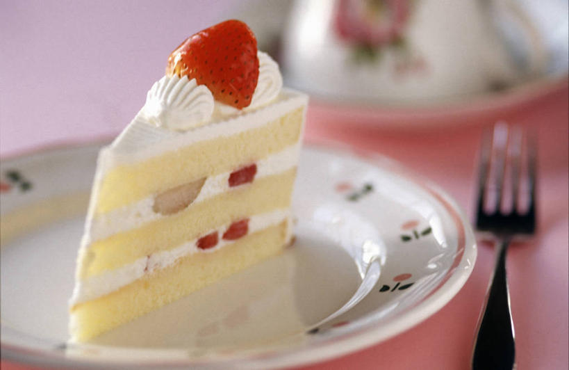 点心,无人,横图,俯视,室内,特写,白天,下午茶,餐桌,桌子,草莓,浆果,餐具,水果,阴影,朦胧,模糊,新鲜,反射,碟子,盘,影子,陶瓷,生食,食品,果实,陶瓷制品,食物,糕点,红色,盘子,碟,草莓蛋糕,有机食品,绿色食品,餐台,洋莓,水果皇后,红莓,地莓,彩图,高角度拍摄,蛋糕