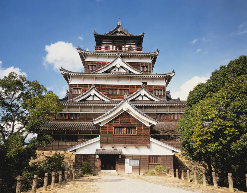 无人,横图,室外,白天,仰视,旅游,度假,名胜古迹,树林,植物,标志建筑,地标,建筑,广岛县,日本,亚洲,阴影,遗迹,光线,影子,堡垒,城堡,屋顶,云,云朵,云彩,顶棚,古迹,文物,娱乐,建设,古建筑,树,树木,蓝色,绿色,白云,蓝天,天空,阳光,自然,天,享受,休闲,旅游胜地,放松,生长,晴朗,成长,要塞,古文明,东亚,本州,本州岛,日本国,广岛,広岛,中国地方,县厅,广岛市区,広岛市,设防,晴空,彩图,低角度拍摄,鲤城,广岛城