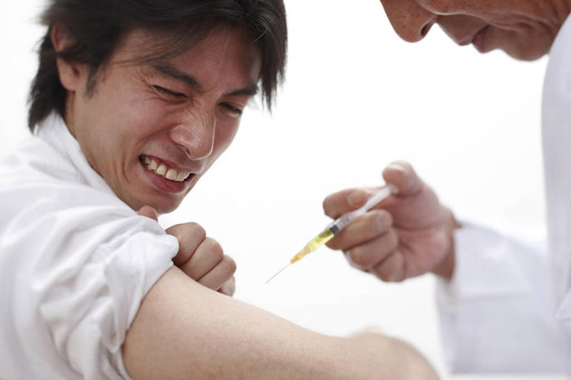 东方人,两个人,医生,病人,闭眼,横图,室内,白天,白色背景,侧面,亚洲,一根,握,服装,拿,拿着,黄种人,衣服,白色,医护人员,医疗人员,疼痛,皱眉,针管,针筒,治疗,握着,注射,摄影,服饰,影棚,医疗,医疗设备,诊断,疫苗,注射器,衣着,白大褂,穿着,痛苦,病患,预防,实验服,衣饰,男人,男性,中年男性,亚洲人,大夫,患者,就医者,闭眼睛,闭着眼,闭着眼睛,半身,彩图,影棚拍摄,拍摄,实验衣,生物制品,制剂