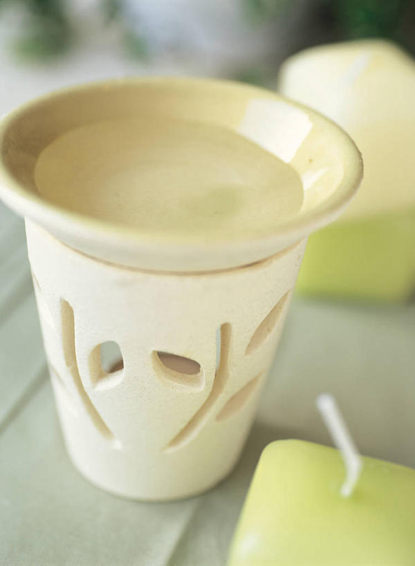 无人,竖图,俯视,室内,特写,白天,静物,蜡烛,阴影,朦胧,模糊,反射,罐子,影子,陶瓷,陶瓷制品,瓶子,香薰,放松,芳香疗法,舒心,舒缓,养颜,减压,烛炬,香薰疗法,彩图,高角度拍摄,香薰蜡烛