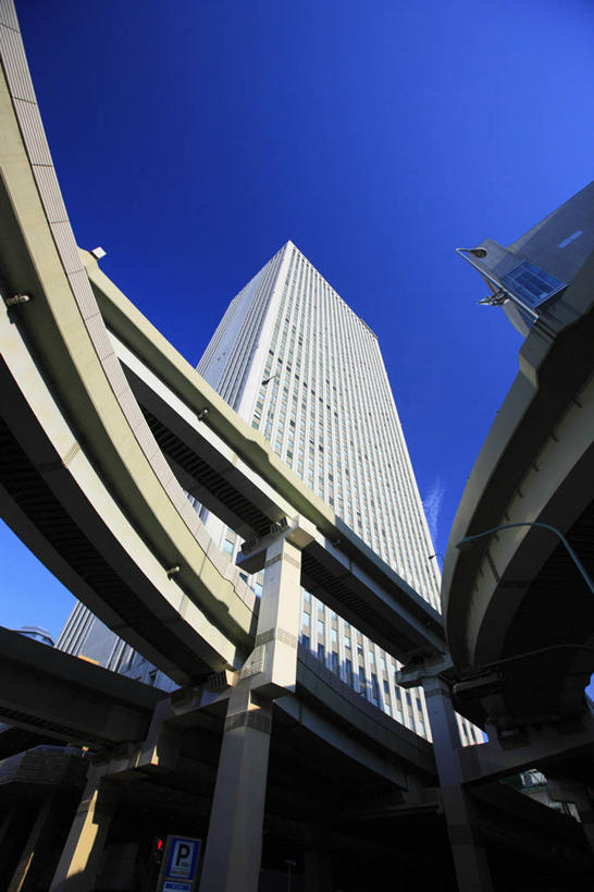 无人,高楼大厦,竖图,室外,白天,仰视,旅游,度假,办公楼,标志建筑,大桥,大厦,地标,建筑,摩天大楼,桥梁,写字楼,东京,日本,亚洲,阴影,光线,影子,高架,桥,娱乐,建设,蓝色,蓝天,天空,阳光,楼宇,天,享受,休闲,旅游胜地,商务楼,放松,晴朗,高架桥,东亚,高架道路,跨线桥,本州,万里无云,关东地方,本州岛,日本国,东京都,首都高速,首都高速道路,晴空,晴空万里,彩图,低角度拍摄,大楼,高层建筑,高楼,摩天楼