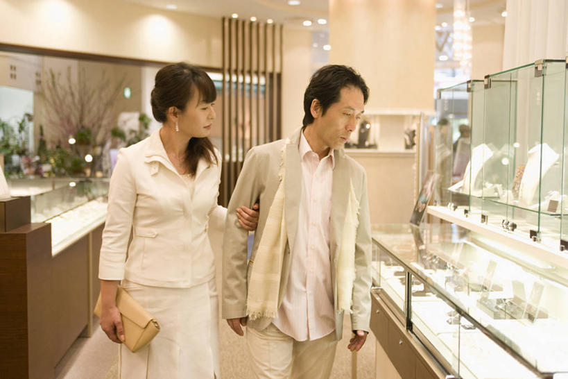 东方人,中年人,两个人,家庭,夫妻,商店,走,横图,室内,白天,正面,裙子,西装,爱情,柜子,项链,亚洲,勾,挽,握,套装,正装,朦胧,模糊,浪漫,拿,拿着,扭头,注视,职业装,黄种人,商铺,长裙,装饰品,饰品,首饰,床头柜,观察,看,转头,温暖,温馨,一家人,恩爱,勾着,握着,恋人,皮夹子,钱包,观看,半身裙,和睦,察看,零钱包,皮夹,储存,关注,首饰店,挽着,珠宝店,市肆,商号,储备,蕴藏,贮备,男人,男性,女人,女性,中年男性,中年女性,亚洲人,夫妇,情侣,步行,散步,走路,半身,彩图,店铺,伴侣,融洽,贮存