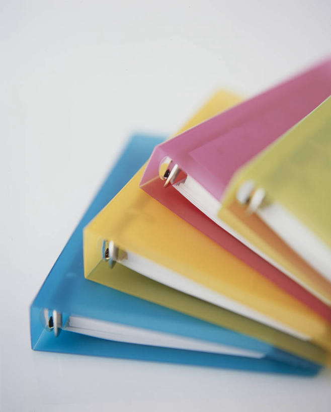 无人,竖图,俯视,室内,特写,白天,静物,阴影,灰色背景,反射,影子,粉色,黄色,蓝色,绿色,四个,摄影,影棚,文件架,资料架,文件框,文件座,资料档,资料座,彩图,高角度拍摄,影棚拍摄,拍摄