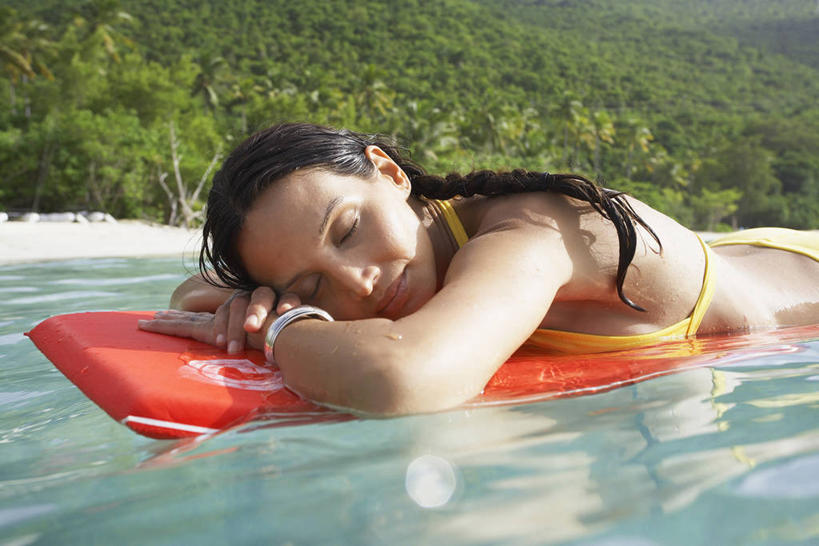 西方人,一个人,游泳池,闭眼,横图,室外,白天,侧面,泳装,比基尼,日光浴,树林,水,植物,欧洲,欧洲人,仅一个年轻女性,仅一个女性,仅一个人,护肤,阴影,光线,冲浪板,影子,水池,水面,运动器械,泳池,树,树木,一个,绿色,阳光,自然,趴着,保养,享受,休闲,健身器械,放松,保健,生长,单个,成长,健身器材,冲浪装备,年轻女性,女人,女性,白种人,闭眼睛,闭着眼,闭着眼睛,趴,半身,彩图,三点式,泳衣,美黑,运动器材