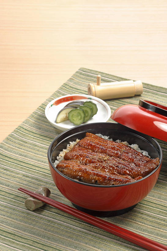 米饭,鳗鱼,无人,竖图,俯视,室内,特写,白天,烹饪,餐桌,筷子,桌子,鳗鲡,蔬菜,餐具,阴影,新鲜,反射,影子,肉,鱼肉,日本料理,料理,食品,筷架,饭,筷枕,文化,传统,菜肴,美食,肉类,食物,日式料理,日式,摄影,鳗鱼饭,佳肴,有机食品,绿色食品,影棚,餐台,礼节,筷子架,五谷,礼仪,肉食,河鳗,白鳗,青鳝,风馒,进餐用具,白鳝,彩图,高角度拍摄,影棚拍摄,拍摄