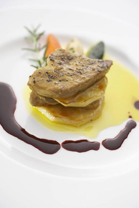 内脏,肝脏,无人,竖图,俯视,室内,特写,白天,烹饪,西餐,餐桌,桌子,餐具,阴影,朦胧,模糊,反射,碟子,盘,影子,料理,食品,甜品,菜肴,美食,食物,一个,盘子,碟,甜食,巧克力,巧克力酱,西式,摄影,佳肴,影棚,单个,餐台,朱古力,鹅肝,肝,彩图,高角度拍摄,影棚拍摄,拍摄,鹅肥肝,法国菜