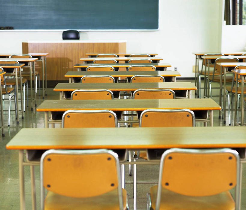 无人,学校,横图,室内,白天,正面,桌子,椅子,一排,许多,阴影,整齐,并列,并排,反射,影子,木椅,墙,很多,书桌,校园,墙壁,墙面,排列,白色,讲台,课桌,黑板,教室,教学,课堂,队列,演说台,平行,演讲台,耐磨,教学黑板,彩图