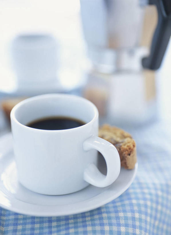 点心,咖啡,无人,竖图,俯视,室内,特写,白天,幸福,餐桌,桌面,桌子,杯子,餐具,阴影,朦胧,模糊,反射,布料,瓷器,碟子,壶,盘,影子,食品,甜点,咖啡杯,咖啡壶,陶瓷制品,布纹,娱乐,桌布,食物,糕点,饮料,盘子,餐巾,容器,碟,台布,饼干,甜食,零食,享受,休闲,温馨,放松,乐趣,餐台,提神,舒适,瓷杯,醒脑,软饮料,比斯考提,咖啡饼干,意式饼干,餐桌布,彩图,高角度拍摄