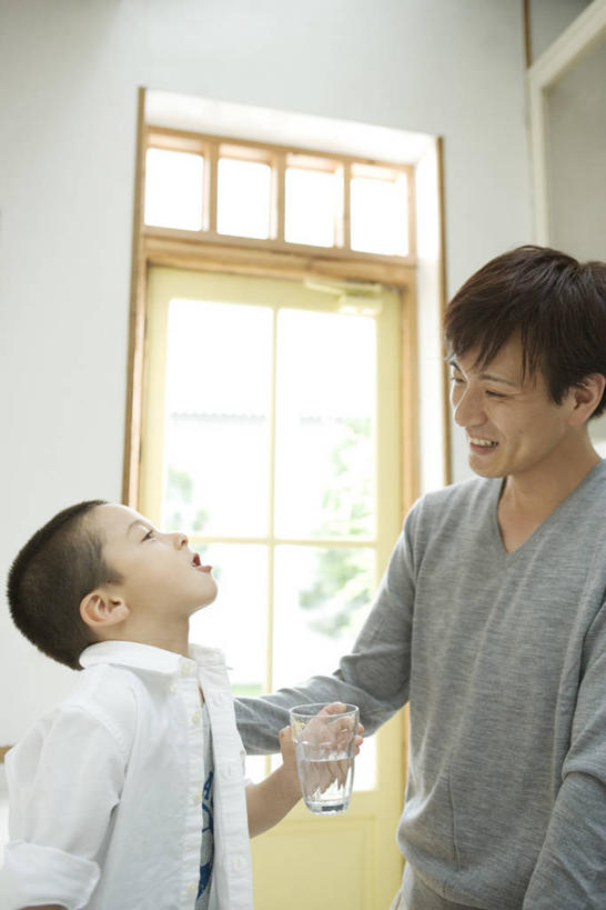 东方人,儿童,中年人,两个人,家庭,父亲,儿子,站,竖图,室内,白天,正面,纯洁,水,窗户,杯子,亚洲,阴影,服装,反射,液体,影子,墙,注视,休闲装,黄种人,饮用水,玻璃窗,墙壁,墙面,玻璃制品,一个,小孩,衣服,白色,水杯,矿泉水,看,站着,休闲,温暖,温馨,父子,一家人,休闲服,父爱,可爱,童年,童趣,服饰,单个,和睦,关注,漱口,童真,蒸馏水,烂漫,无邪,天真,男孩,男人,男性,中年男性,亚洲人,孩子,玻璃杯,抬头,仰头,站立,半身,彩图,融洽,男生