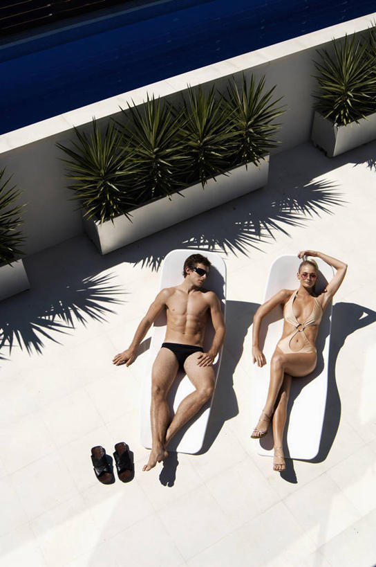 西方人,两个人,体育馆,游泳池,躺,竖图,俯视,室外,白天,泳装,比基尼,爱情,日光浴,水,植物,椅子,欧洲,欧洲人,护肤,阴影,泳裤,光线,墨镜,盆栽,眼镜,影子,躺椅,水池,水面,盆景,浪漫,泳池,绿色,阳光,自然,太阳镜,太阳眼镜,保养,享受,休闲,温暖,温馨,遮阳镜,恩爱,放松,保健,恋人,生长,成长,沙滩椅,和睦,游泳馆,卧着,男人,男性,年轻男性,年轻女性,女人,女性,白种人,情侣,躺着,卧,彩图,高角度拍摄,全身,三点式,泳衣,美黑,伴侣,融洽