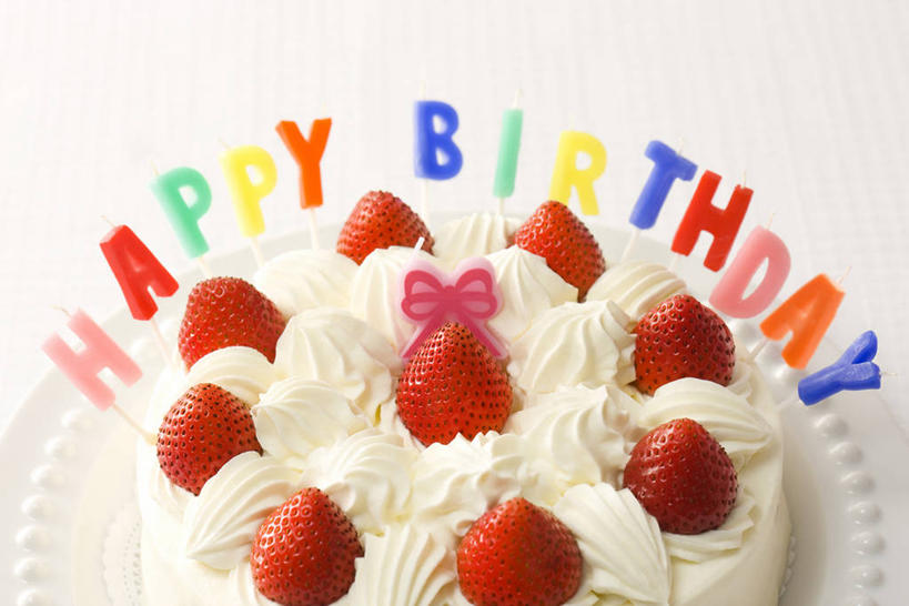 点心,无人,横图,俯视,室内,特写,白天,白色背景,下午茶,草莓,浆果,水果,许多,阴影,新鲜,反射,英文,标志,文字,影子,字符,字母,生食,食品,果实,很多,文化,标识,食物,糕点,红色,奶油,生日蛋糕,祈祷,草莓蛋糕,许愿,摄影,有机食品,绿色食品,影棚,纪念,英文字母,祈求,乳制品,激凌,克林姆,淇淋,平安,洋莓,水果皇后,红莓,地莓,彩图,高角度拍摄,影棚拍摄,拍摄,蛋糕