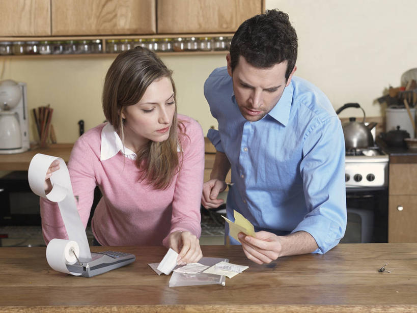 西方人,中年人,两个人,家庭,夫妻,站,横图,室内,白天,正面,衬衫,爱情,计算器,厨房,柜子,桌面,桌子,欧洲,欧洲人,撑,握,服装,计算,科学,工具,壶,墙,办公用品,储物柜,浪漫,拿,拿着,注视,休闲装,墙壁,墙面,水壶,衣服,茶壶,容器,观察,看,站着,休闲,温暖,温馨,一家人,休闲服,恩爱,握着,理财,财务,恋人,服饰,观看,锯子,和睦,察看,切割,撑着,手锯,储存,关注,数学,烧水壶,锯,储备,蕴藏,贮备,男人,男性,女人,女性,中年男性,中年女性,白种人,夫妇,情侣,站立,半身,彩图,衬衣,灶间,厨房料理台,伴侣,融洽,贮存,割,料理台