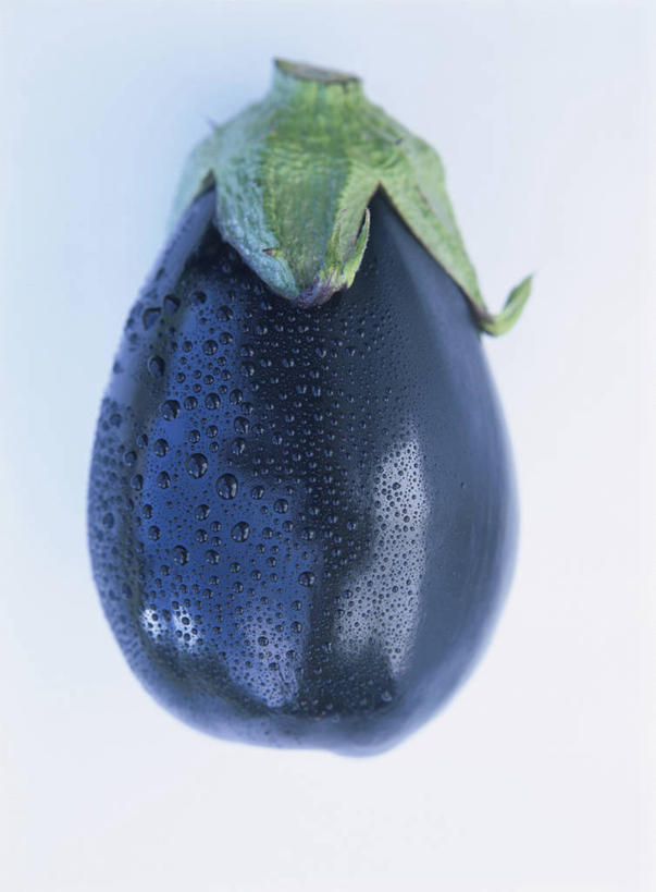 无人,竖图,俯视,室内,特写,白天,白色背景,水,茄子,蔬菜,阴影,新鲜,反射,液体,影子,水滴,食品,食物,一个,紫色,摄影,有机食品,绿色食品,影棚,单个,紫茄子,落苏,酪酥,昆仑瓜,矮瓜,彩图,高角度拍摄,影棚拍摄,拍摄