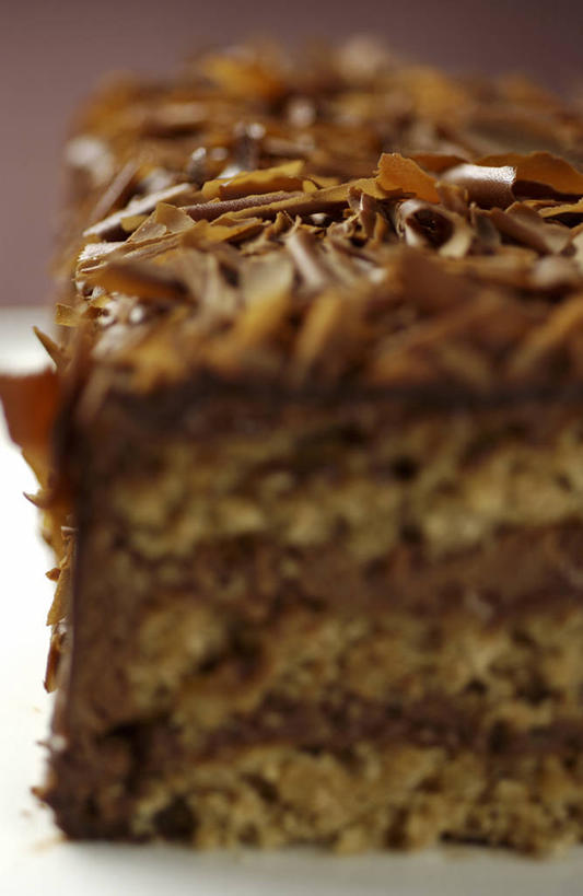 点心,无人,竖图,室内,特写,白天,正面,下午茶,餐具,一块,切开,阴影,朦胧,模糊,反射,碟子,盘,影子,食品,糖,糖果,甜点,甜品,食物,糕点,盘子,碟,甜食,巧克力,切,摄影,影棚,朱古力,黑巧克力,剖面,切面,海绵蛋糕,彩图,影棚拍摄,拍摄,巧克力海绵蛋糕,蛋糕