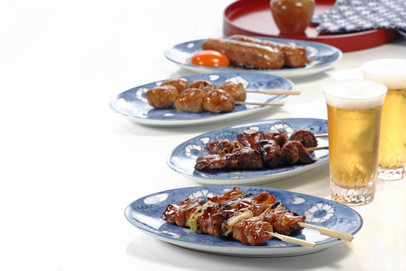 啤酒,无人,横图,俯视,室内,白天,白色背景,烹饪,餐桌,桌子,杯子,餐具,许多,阴影,反射,碟子,盘,影子,鸡肉,肉,日本料理,料理,食品,酒类,很多,菜肴,美食,肉类,竹签,玻璃制品,酒,食物,饮料,盘子,酒杯,啤酒杯,碟,日式料理,日式,摄影,佳肴,影棚,餐台,烧鸡,肉食,取食签,照烧,玻璃杯,彩图,高角度拍摄,影棚拍摄,拍摄,照烧鸡,日式照烧鸡