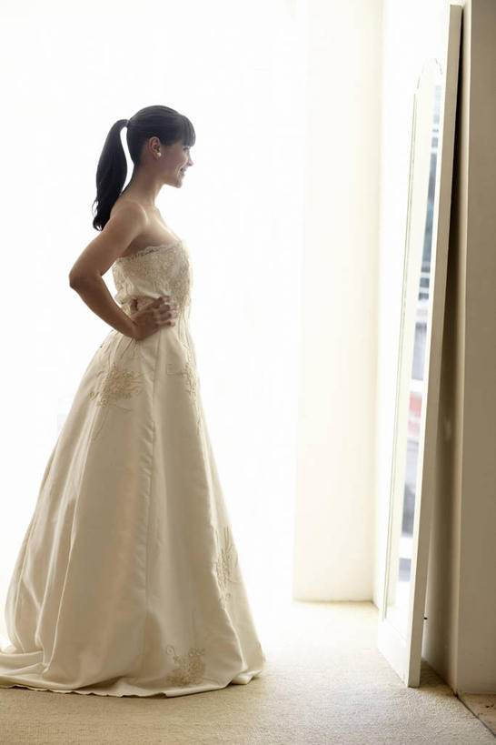 东方人,一个人,站,竖图,室内,白天,侧面,婚纱,镜子,亚洲,仅一个年轻女性,仅一个女性,仅一个人,注视,黄种人,手叉腰,叉腰,观察,看,站着,观看,镜像,察看,镜面,关注,单手叉腰,年轻女性,女人,女性,亚洲人,站立,彩图,全身,婚礼服,礼服