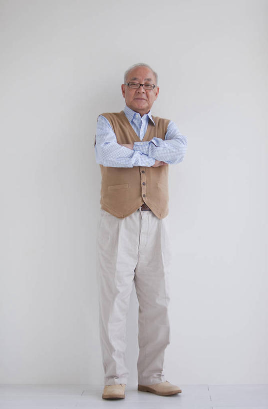 东方人,一个人,站,双手交叉,竖图,室内,白天,白色背景,正面,衬衫,西装,亚洲,仅一个男性,仅一个人,一副,阴影,套装,服装,裤子,正装,反射,眼镜,影子,注视,休闲装,职业装,黄种人,衣服,观察,看,站着,仅一个老年男性,休闲,休闲服,摄影,服饰,影棚,观看,老花镜,西裤,察看,双手抱胸,关注,远视眼镜,老年男性,男人,男性,亚洲人,站立,彩图,全身,影棚拍摄,衬衣,拍摄