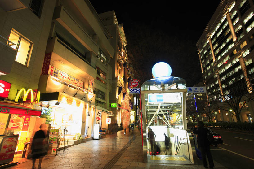 东方人,西方人,餐厅,家,麦当劳,栏杆,横图,室外,夜晚,仰视,度假,美景,城市风光,城市,道路,路,车站,东京,欧洲,日本,欧洲人,亚洲,行人,阴影,服装,光线,影子,房屋,屋子,景观,地铁站,公寓,围栏,小路,灯光,站台,交通,许多人,注视,休闲装,黄种人,娱乐,洋房,护栏,楼房,月台,路人,住宅,衣服,观察,看,一群人,享受,休闲,休闲服,景色,放松,服饰,观看,快餐店,察看,关注,东亚,本州,关东地方,本州岛,日本国,东京都,涩谷区,过客,原宿,表参道,男人,男性,年轻男性,年轻女性,女人,女性,白种人,亚洲人,半身,彩图,低角度拍摄,房子,餐馆,饭店,饭馆