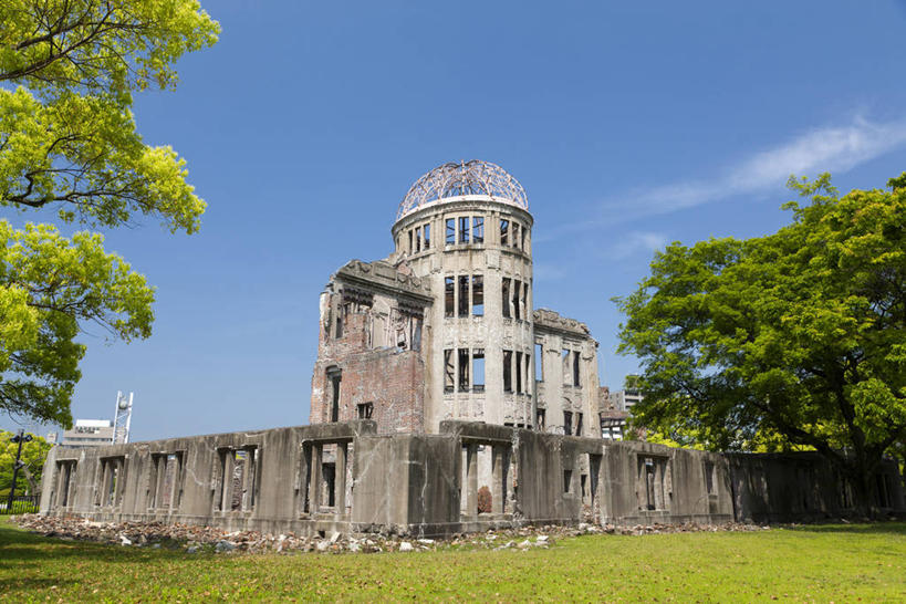 无人,公园,横图,室外,白天,仰视,旅游,度假,草地,草坪,石头,名胜古迹,植物,标志建筑,地标,建筑,广岛县,日本,亚洲,阴影,遗迹,光线,石子,影子,云,云朵,云彩,古迹,文物,娱乐,建设,古建筑,废墟,草,树,树木,蓝色,绿色,白云,蓝天,天空,阳光,自然,天,享受,休闲,旅游胜地,放松,生长,晴朗,成长,古文明,东亚,本州,本州岛,日本国,广岛和平纪念公园,広岛,中国地方,石块,岩石,晴空,彩图,低角度拍摄,广岛和平纪念资料馆