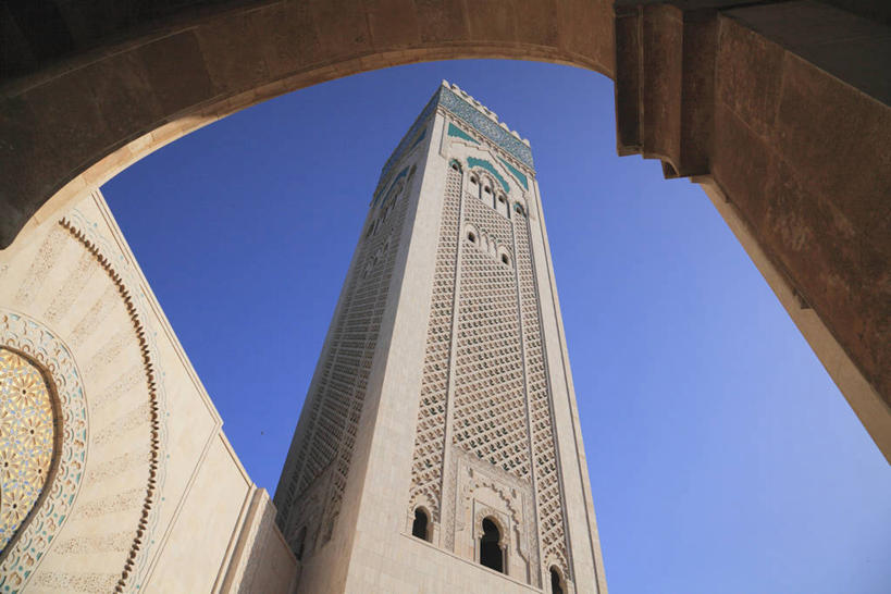 无人,横图,室外,白天,仰视,旅游,度假,名胜古迹,门,标志建筑,地标,建筑,非洲,摩洛哥,阴影,节日,遗迹,光线,影子,墙,拱门,古迹,文化,文物,娱乐,建设,古建筑,墙壁,墙面,蓝色,蓝天,天空,阳光,门框,天,祈祷,享受,休闲,健康,旅游胜地,放松,许愿,宗教,信仰,晴朗,纪念,祈求,伊斯兰教,清真寺,古文明,万里无云,阿非利加洲,摩洛哥王国,卡萨布兰卡,达尔贝达,摩洛哥肺叶,哈桑二世清真寺,平安,晴空,晴空万里,彩图,低角度拍摄