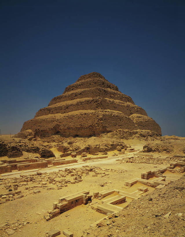 无人,竖图,室外,白天,仰视,旅游,度假,石头,名胜古迹,沙漠,地标,非洲,埃及,阴影,遗迹,光线,石子,影子,古迹,历史,文物,娱乐,古建筑,蓝色,蓝天,天空,阳光,天,享受,休闲,旅游胜地,金字塔,放松,晴朗,古文明,萨卡拉,万里无云,古代七大奇迹,阿拉伯埃及共和国,金字塔之国,棉花之国,阿非利加洲,阶梯金字塔,塞加拉,圣卡拉梯形金字塔,大漠,砂漠,石块,岩石,晴空,晴空万里,彩图,低角度拍摄,标志性建筑