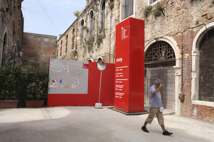 西方人,一个人,走,横图,室外,白天,正面,度假,安全,美景,植物,镜子,城市风光,城市,道路,路,公路,帽子,意大利,欧洲,威尼斯,欧洲人,仅一个男性,仅一个人,阴影,服装,裤子,节日,朦胧,模糊,庆祝,反射,光线,影子,景观,反光镜,交通,休闲裤,休闲装,文化,娱乐,运动帽,树,树木,仅一个年轻男性,衣服,蓝色,绿色,蓝天,天空,阳光,自然,天,庆典,享受,休闲,休闲服,鸭舌帽,景色,放松,服饰,生长,晴朗,成长,纪念,镜像,生命,镜面,威尼托,南欧,威尼托大区,万里无云,意大利共和国,首府,光学,一顶,凸面镜,威内托,威内托大区,男人,男性,年轻男性,白种人,晴空,晴空万里,马路,步行,散步,走路,彩图,全身,威尼斯双年展,艺术节,广角镜