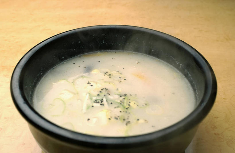 骨骼,无人,横图,俯视,室内,特写,白天,烹饪,雾,餐桌,桌子,沸腾,蒸汽,陶瓷,肉,汤,牛肉,料理,食品,陶瓷制品,骨头,水蒸气,韩式,菜肴,美食,肉类,食物,一个,容器,碗,佳肴,单个,餐台,储藏,骨架,储存,韩国料理,肉食,韩国菜,韩式料理,牛尾,蒸发,彩图,高角度拍摄,牛尾汤,贮存