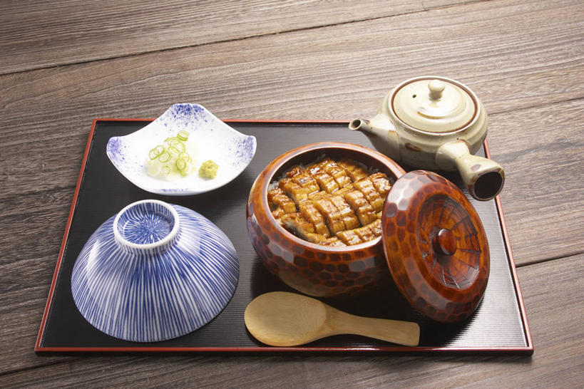 米饭,鳗鱼,无人,横图,俯视,室内,特写,白天,烹饪,餐桌,桌子,鳗鲡,餐具,一把,阴影,反射,木制,碟子,壶,盘,影子,勺子,陶瓷,肉,鱼肉,日本料理,料理,食品,陶瓷制品,饭,菜肴,美食,肉类,水壶,食物,盘子,茶壶,木制品,容器,调羹,碟,汤匙,碗,日式料理,日式,鳗鱼饭,佳肴,餐台,储藏,五谷,储存,肉食,河鳗,白鳗,青鳝,风馒,白鳝,彩图,高角度拍摄,贮存