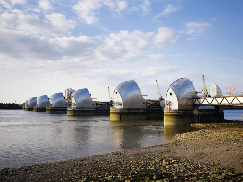 无人,栏杆,横图,室外,白天,正面,度假,河流,美景,沙滩,水,城市风光,城市,英国,欧洲,阴影,波纹,光线,沙子,影子,河岸,河水,河滩,景观,水流,云,云朵,围栏,涟漪,沙地,云彩,娱乐,护栏,蓝色,白云,蓝天,水纹,天空,阳光,波浪,天,享受,休闲,景色,放松,晴朗,西欧,大不列颠,大不列颠及北爱尔兰联合王国,水晕,水闸,泰晤士河水闸,晴空,彩图,大不列颠王国,大英帝国,联合王国,日不落帝国
