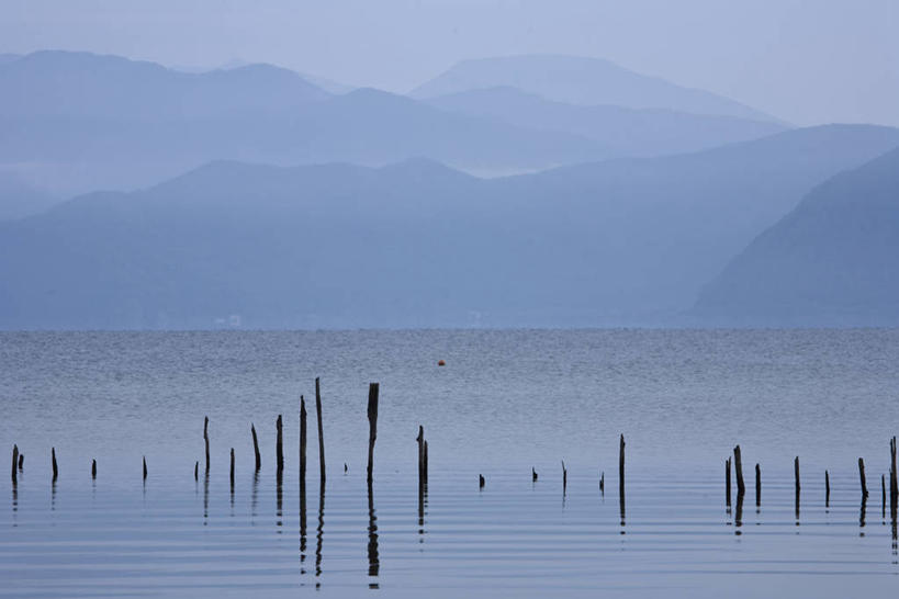 无人,栏杆,横图,室外,白天,正面,旅游,度假,湖,湖泊,美景,山,山脉,水,雾,日本,亚洲,朦胧,模糊,湖面,景观,山峰,水流,水面,围栏,山峦,娱乐,护栏,蓝色,蓝天,天空,自然,湖水,群山,天,享受,休闲,景色,放松,晴朗,连绵,迷雾,绵延,自然风光,东亚,本州,万里无云,本州岛,日本国,东北地方,福岛,福岛县,联贯,大雾,晴空,晴空万里,彩图,耶麻郡,猪苗代町,猪苗代湖