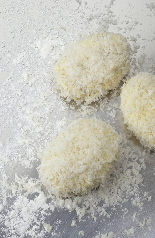 点心,面包,无人,竖图,俯视,室内,特写,白天,阴影,反射,影子,肉,食品,面点,肉类,食物,糕点,三个,摄影,影棚,面包屑,肉食,彩图,高角度拍摄,影棚拍摄,拍摄