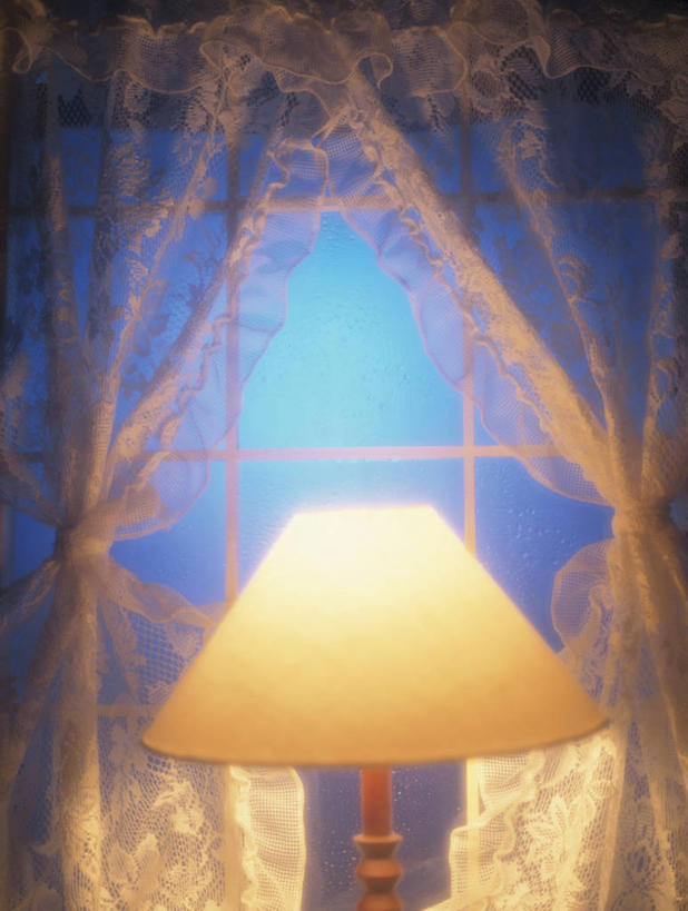 无人,竖图,室内,特写,夜晚,正面,窗户,窗帘,台灯,纺织品,照明,阴影,装饰,光线,布,影子,灯光,蕾丝,织物,玻璃窗,灯,帘子,灯具,遮阳,华丽,修饰,布匹,照亮,点缀,照明设备,衬托,美观,雅致,雅观,彩图,镂空织物