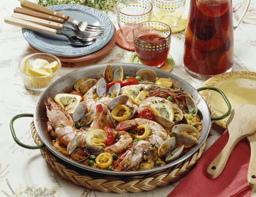 海鲜,米饭,无人,横图,俯视,室内,特写,白天,烹饪,西餐,餐桌,桌子,鱿鱼,杯子,餐具,厨具,许多,阴影,反射,碟子,炖锅,高脚杯,锅子,盘,影子,勺子,陶瓷,肉,虾,料理,食品,陶瓷制品,酒类,饭,很多,西班牙海鲜饭,文化,锅,水产,菜肴,美食,肉类,海洋生物,玻璃制品,酒,食物,饮料,盘子,酒杯,调羹,碟,汤匙,鸡尾酒,西式,调酒,佳肴,餐台,锅具,五谷,创造,水生动物,海产品,海鲜饭,水生物,想象,肉食,海底动物,烹饪用具,鸡尾酒杯,玻璃杯,烹调用具,柔鱼,枪乌贼,烹调,彩图,高角度拍摄