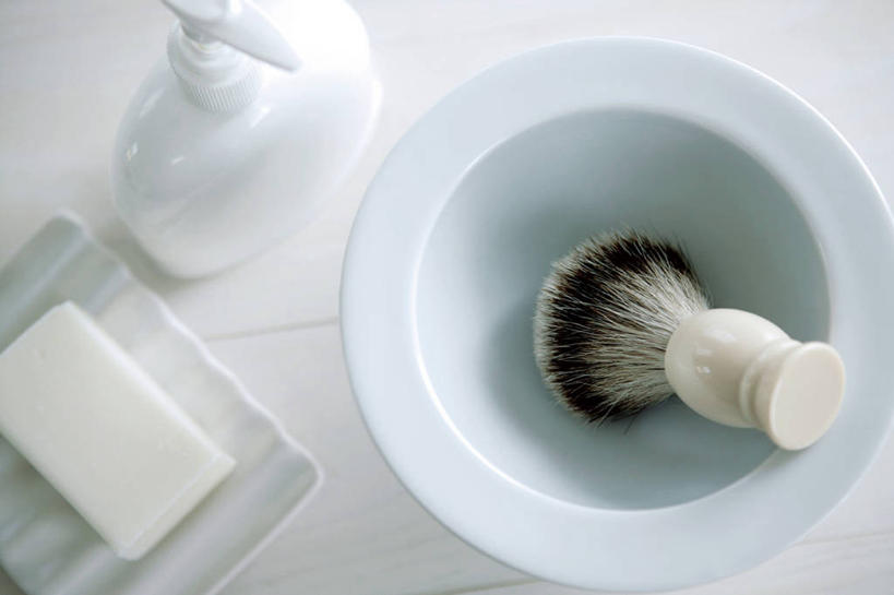 无人,横图,俯视,室内,特写,白天,化妆,美容,静物,护肤,阴影,反射,影子,陶瓷,陶瓷制品,化妆品,化妆刷,容器,刷子,肥皂,碗,香皂,日用品,洗浴用品,清洁,保养,享受,休闲,放松,保健,储藏,美容工具,护肤品,化妆用品,储存,护肤用品,舒缓,养颜,化妆工具,修面刷,去污,紧肤,嫩肤,洗涤,彩图,高角度拍摄,贮存