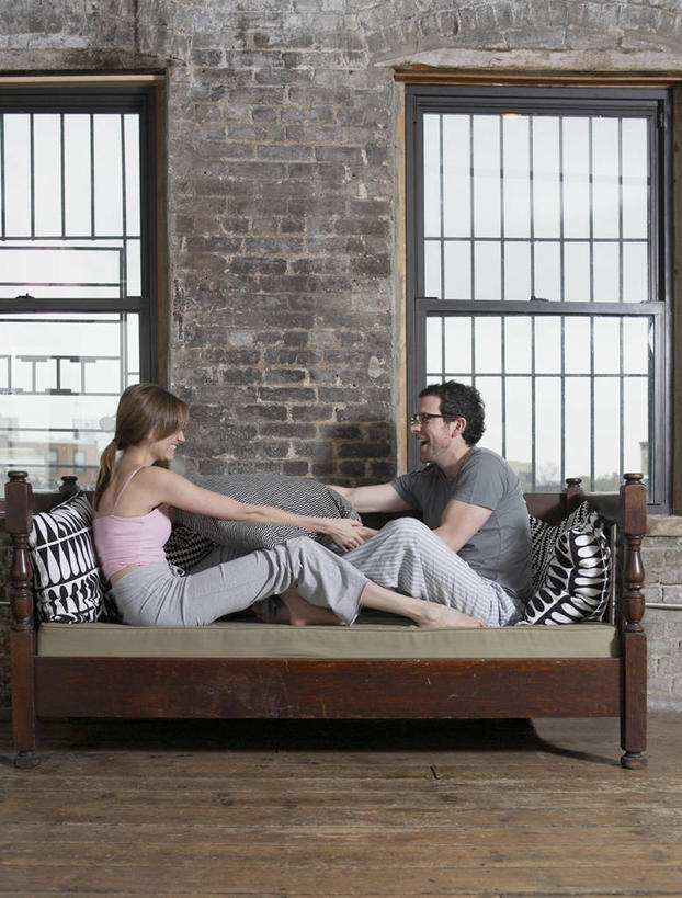 西方人,两个人,客厅,坐,笑,微笑,露齿笑,竖图,室内,白天,侧面,爱情,游戏,窗户,靠垫,沙发,欧洲,欧洲人,一副,握,阴影,睡衣,服装,反射,眼镜,影子,墙,靠枕,浪漫,玩,注视,娱乐,玻璃窗,相视,墙壁,墙面,衣服,垫子,枕头,观察,看,休闲,温暖,温馨,面对面,恩爱,解压,握着,恋人,服饰,观看,活动,对视,和睦,察看,起居室,互视,衣着,穿着,发泄,关注,消遣,智力,相对,家居服,缓解,近视眼镜,布艺沙发,相看,宣泄,寝衣,衣饰,客堂,男人,男性,年轻男性,年轻女性,女人,女性,白种人,情侣,玩耍,嬉戏,坐着,彩图,全身,枕头大战,伴侣,融洽