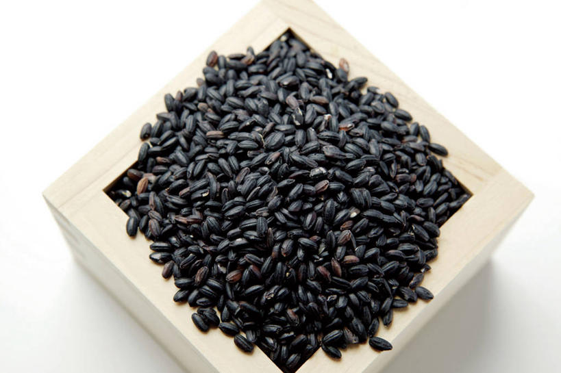 无人,横图,俯视,室内,特写,白天,白色背景,一堆,许多,阴影,堆叠,堆积,反射,木制,木盒,影子,谷类,谷物,米,很多,大米,一个,黑色,木制品,容器,摄影,影棚,单个,储藏,堆,储存,黑米,彩图,高角度拍摄,影棚拍摄,拍摄,贮存