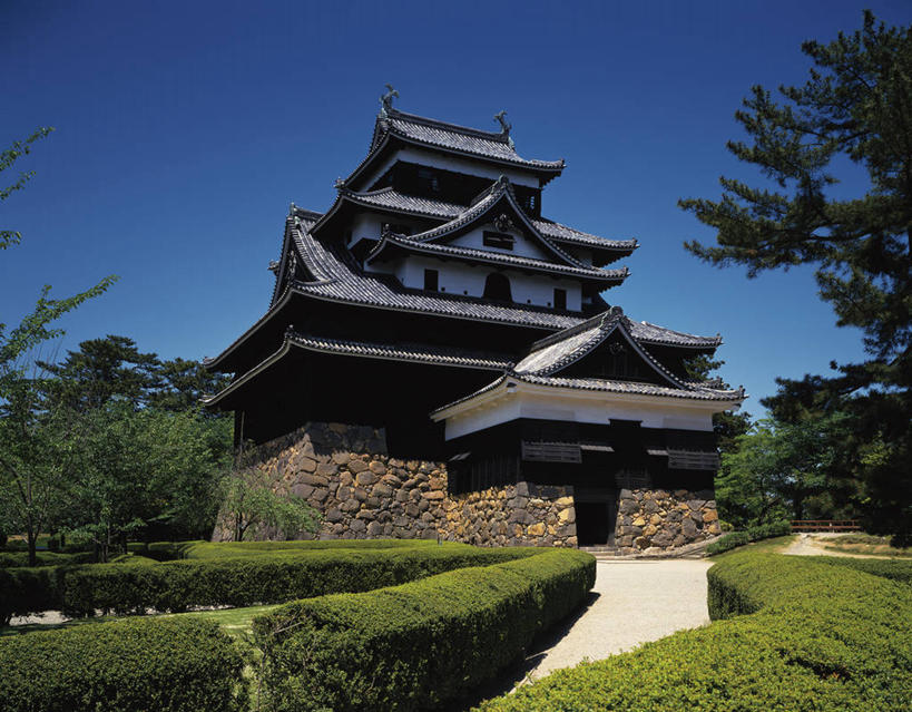 无人,横图,室外,白天,正面,旅游,度假,草地,草坪,名胜古迹,树林,植物,标志建筑,地标,建筑,日本,亚洲,阴影,遗迹,光线,影子,堡垒,城堡,古迹,文物,娱乐,建设,古建筑,草,树,树木,蓝色,绿色,蓝天,天空,阳光,自然,天,享受,休闲,旅游胜地,放松,生长,晴朗,成长,松江,要塞,古文明,东亚,本州,万里无云,本州岛,日本国,中国地方,县厅,岛根,岛根县,设防,晴空,晴空万里,彩图,松江市