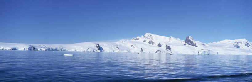 无人,横图,室外,白天,正面,旅游,度假,南极,冰山,海浪,海洋,美景,山,阴影,光线,影子,冰,景观,浪花,山峰,山峦,娱乐,冰川,蓝色,蓝天,天空,阳光,自然,海水,天,享受,休闲,景色,放松,寒冷,晴朗,冰冷,自然风光,南极洲,冰河,海景,万里无云,严寒,冰凉,酷寒,凛冽,凛凛,极冷,南极大陆,南极地区,南极区,南极圈,第七大陆,大海,风浪,海,海水的波动,近岸浪,涌浪,晴空,晴空万里,彩图,安塔克提加州