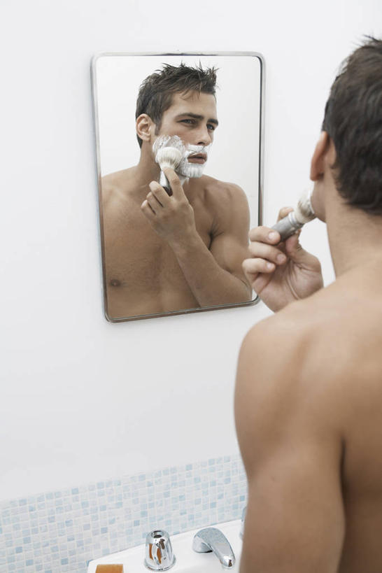 西方人,一个人,站,竖图,室内,白天,镜子,卫生间,浴室,欧洲,欧洲人,仅一个男性,仅一个人,仅一个中年男性,握,阴影,反射,水龙头,影子,墙,注视,裸露,开关,墙壁,墙面,一个,背面,白色,化妆刷,刷子,打开,观察,看,站着,握着,单个,赤裸,观看,剃须膏,阀门,镜像,察看,美容工具,开启,镜面,关注,剃须,裸,剃须泡沫,化妆工具,剃须啫喱,修面刷,水咀,刮胡泡,刮胡啫喱,剃须沫,剃须泡,男人,男性,中年男性,白种人,淋浴房,站立,半身,彩图,冲凉房,沐浴间,沐浴室